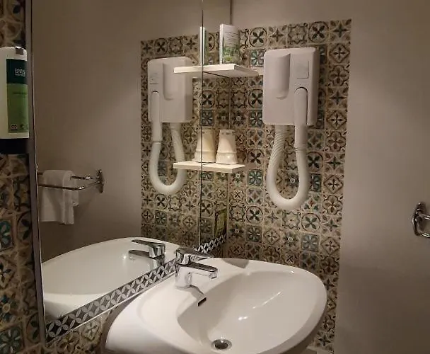 Hotel De La Route Verte 2*